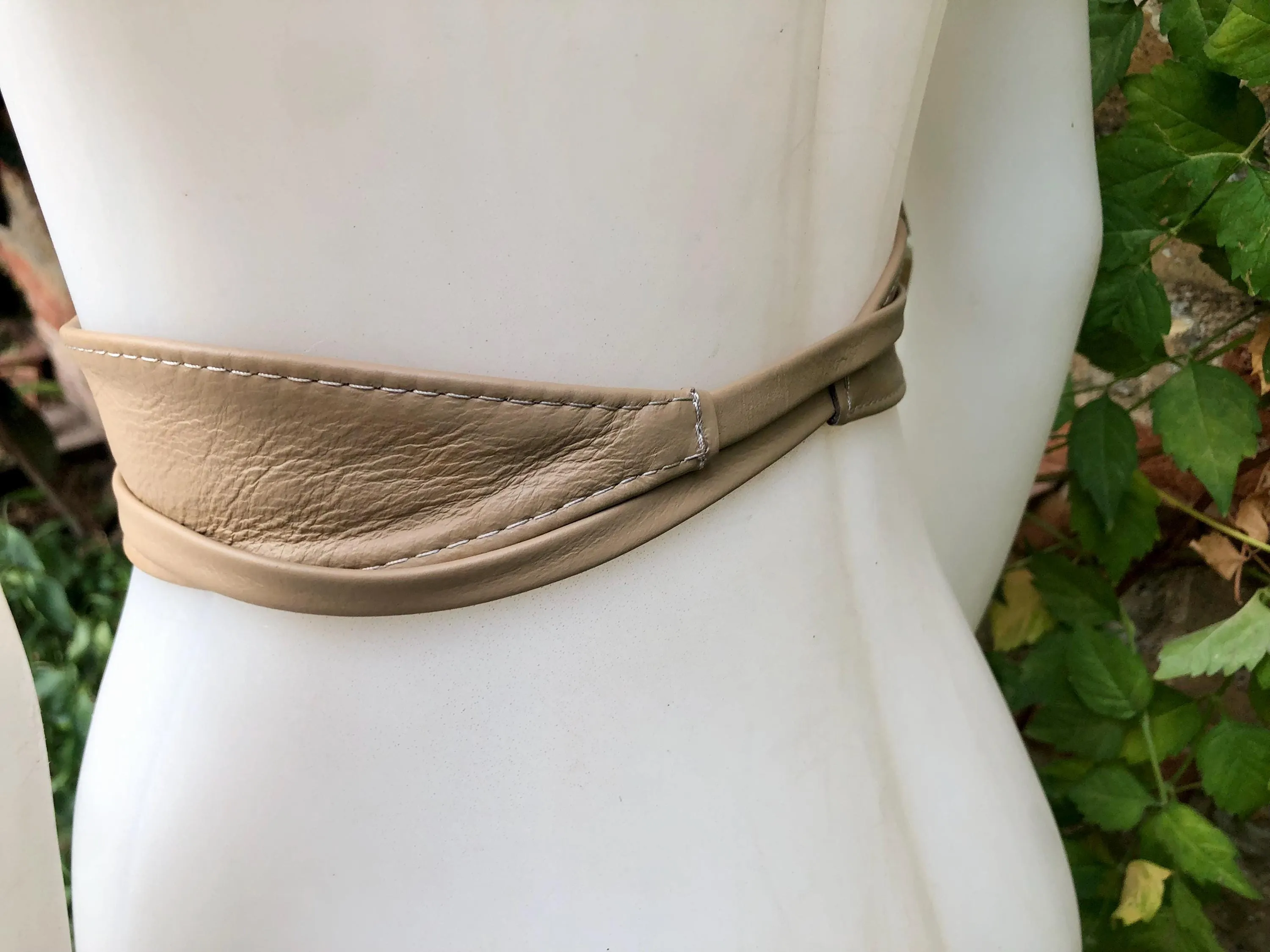 Beige obi belt in soft leather. Narrow style. Beige wrap belt . Wraparound waist belt in genuine leather. Beige leather dress belt.