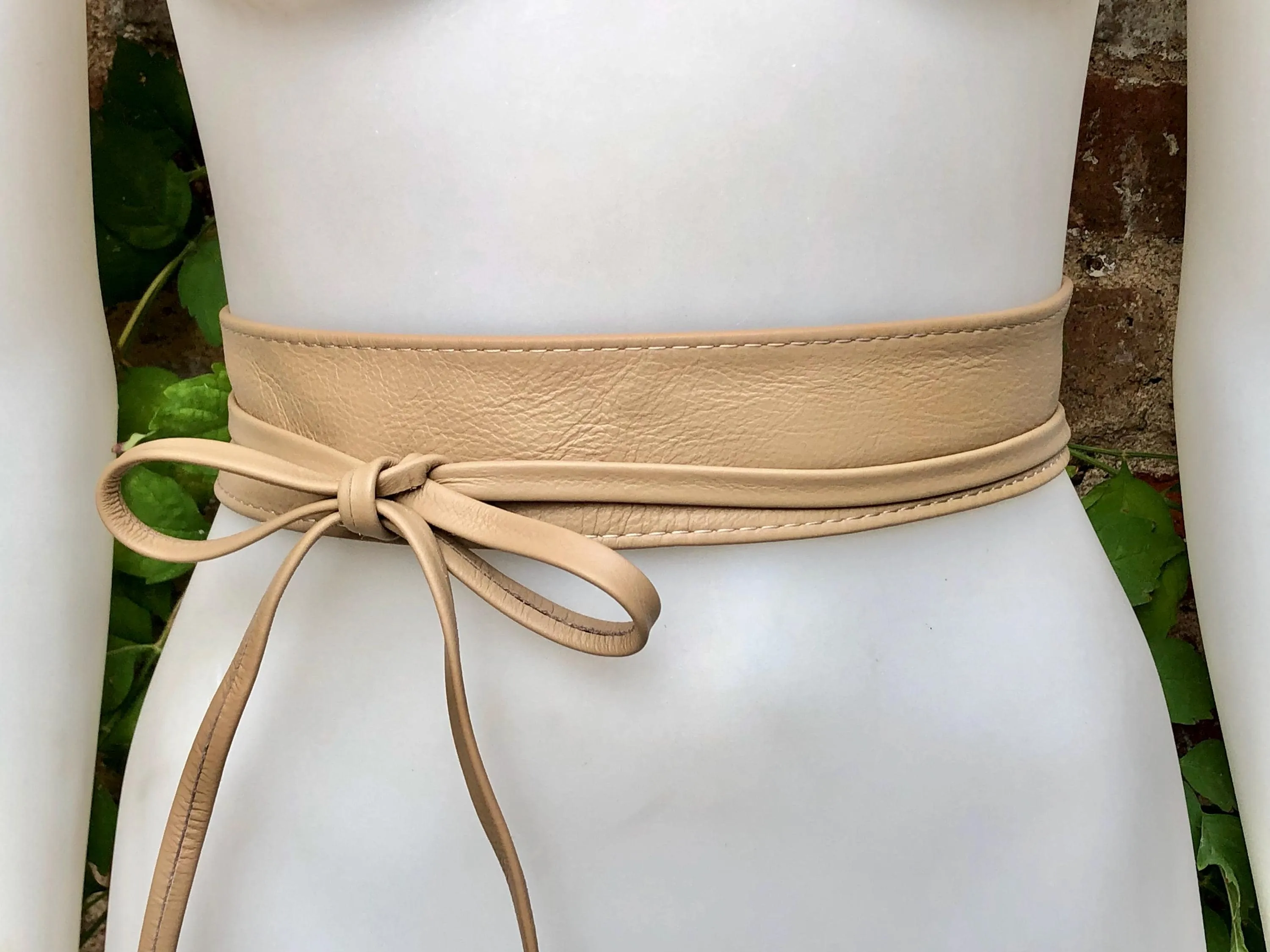Beige obi belt in soft leather. Narrow style. Beige wrap belt . Wraparound waist belt in genuine leather. Beige leather dress belt.